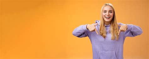 Amus Joyeux Jolie Petite Amie Blonde Pointant Vers Le Bas Pr Sent Cool