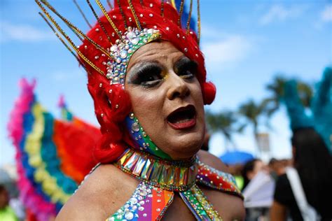 Parada Gay 2025 SP Envelhecer sendo LGBT é tema da 29ª Parada na Paulista leques como ato
