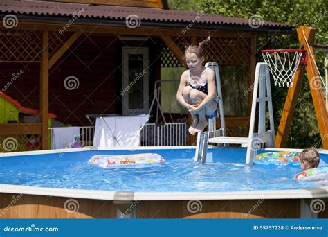 Muchacha Del Ni O En Bikini Azul Cerca De La Piscina Verano Caliente Foto De Archivo Imagen De