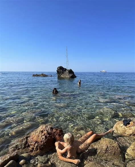 Emily Ratajkowski Flaunts Her Incredible Curves In Barely There Bikini At The Beach As She Posts