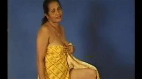 Indian Aunty Showing Off Her Tits Porn Videos