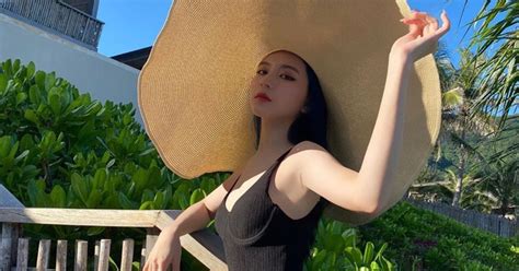 Bâu lần đầu tiên chơi lớn khoe dáng với bikini đường đua gái xinh đang gắt hơn bao giờ hết