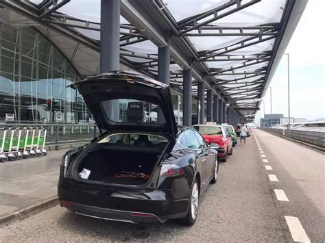 香港機場接送tesla：奢華旅程新選擇