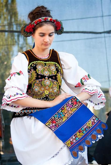 romanian holiday dress the traditional dress for romanian women ...