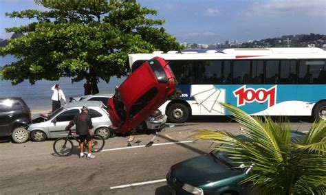 Motorista De ônibus Passa Mal E Bate Em Carros Parados Em Charitas