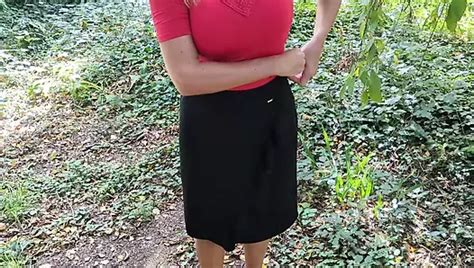 Heiße französische MILF Ehefrau mit großen natürlichen Titten zieht sich in der Mittagspause im