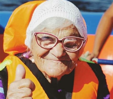 Abuela de 91 años viaja sola por el mundo y comparte sus fotos en Instagram