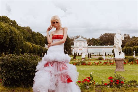 Свадебное платье с красной перфорированной кожей - купить в интернет ...