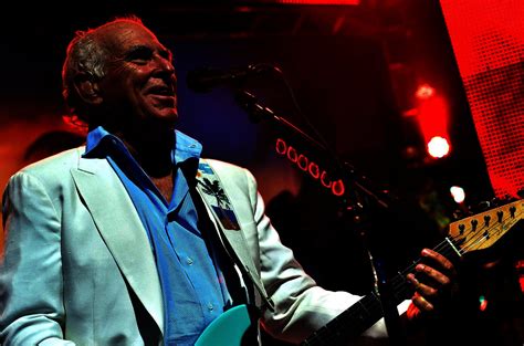 Jimmy Buffett é Introduzido No Hall Da Fama Dos Compositores De