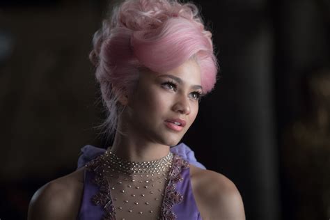 Zendaya Rewrites The Stars With Zac Efron In The Greatest Showman”