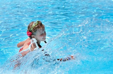 Fille Avec Des Lunettes Et Bikini Rouge Dans La Piscine Photo Stock Image Du Bleu
