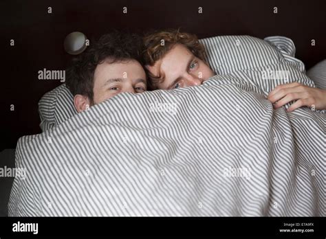 Jeune homme gay font l amour Banque de photographies et dimages à haute résolution Alamy