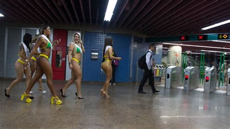 En Bikini Candidatas A Miss Bumbum Viajaron En Subte Infobae