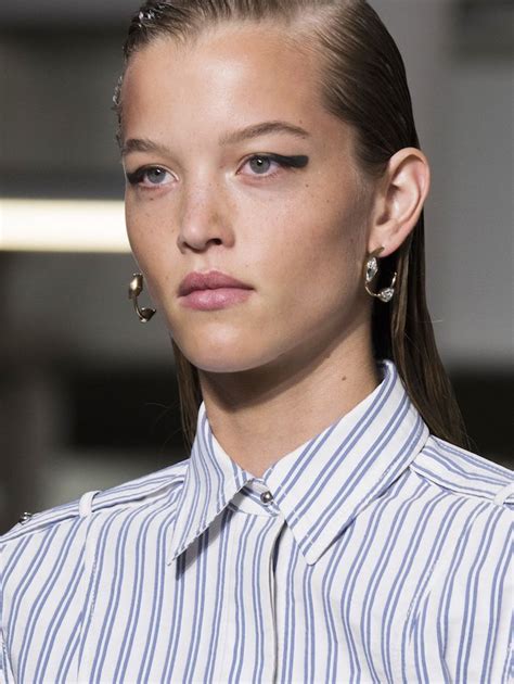 24 Short Wavy Celeb Hairstyles To Inspire Your Next Cut In 2024