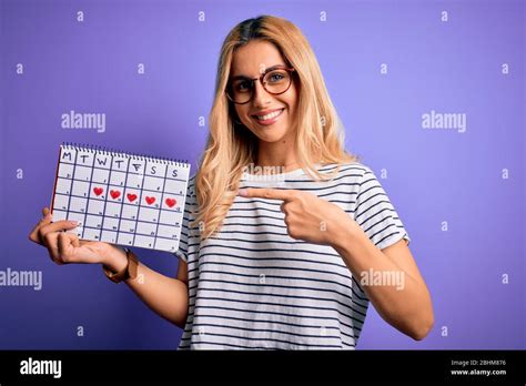 Jeune Femme Blonde Belle Tenant Calendrier De P Riode Pour Contr Ler Le Cycle Menstruel Tr S