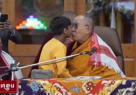 El Dalai Lama se disculpa tras pedirle a un niño que le chupe la