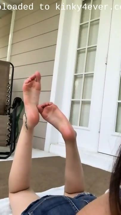 Pretty Amateur Girl Exposing Her Hot Feet And Wiggling Her Toes Outsid