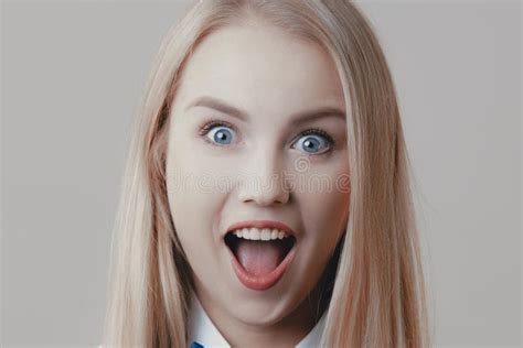 Het Jonge Speelse Leuke Blonde Met Vlinderdas Opent Haar Mond In Surpri Stock Foto Image Of