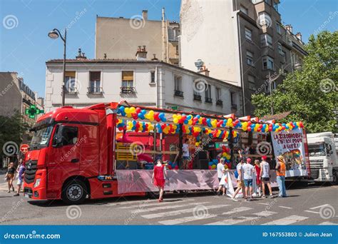 D A Del Desfile Del Orgullo Gay Cami N Rojo Colorido Con Globos Y Signo De Zerofobia Foto De