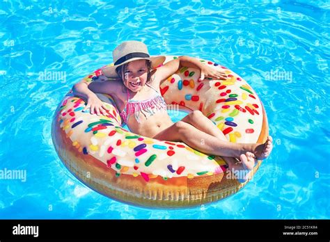Fille en bikini assis dans l eau sur la plage Banque de photographies et dimages à haute