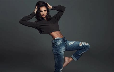Обои girl model jeans brunette cute на телефон и рабочий стол