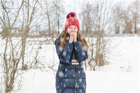 Une Jeune Fille Blonde Tient Un Collier Dans Des Ses Mains Pour Le Rendre Plus Chaud Et Sourit