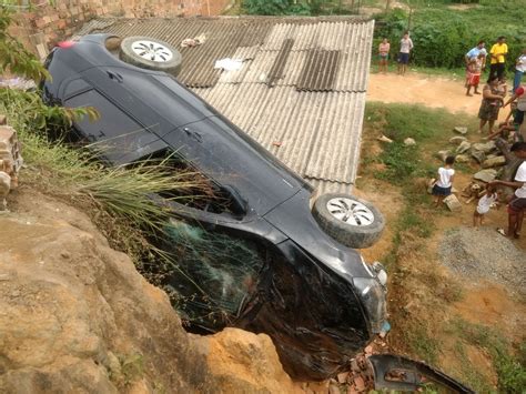 Carro Despenca De Barranco E Atinge Resid Ncia Em Cruz Das Almas Em