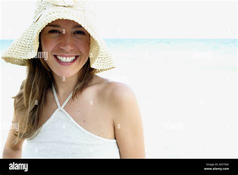 Alte Frauen Am Strand Bikini Fotos Und Bildmaterial In Hoher Aufl Sung Alamy