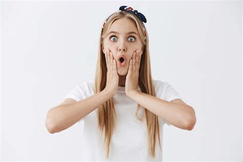 Excit Heureux Jeune Fille Blonde Posant Contre Le Mur Blanc Photo Gratuite