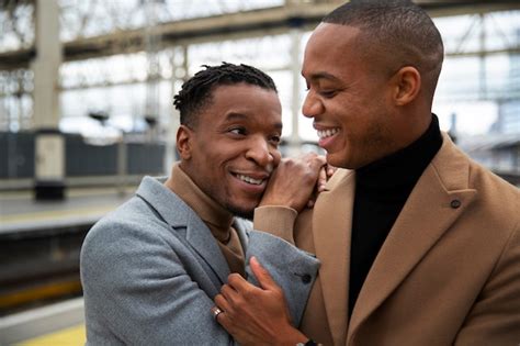 Couple gay à la gare lors d un rendez vous Photo Gratuite