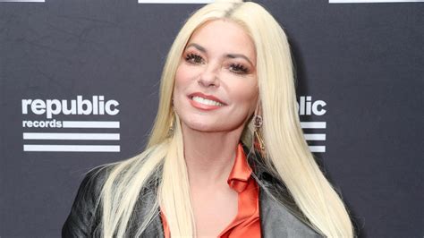 Shania Twain Looks Completely Unrecognizable Rocking Platinum Blonde Hair