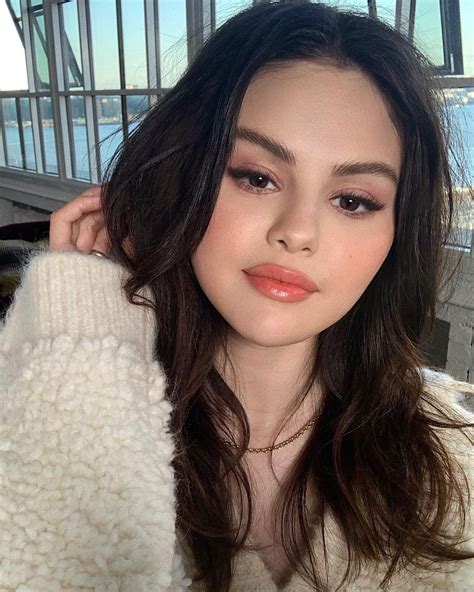 Selena Gomezs Peachy Makeup Is The Ultimate Autumn Look Honk Magazine