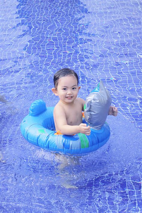 Khánh Thi mặc bikini gợi cảm vui đùa cùng con trai