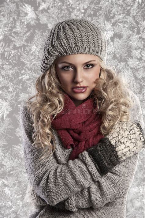 Prachtig Blonde Meisje In Wollen De Winterkleren Stock Foto Image Of Portret Cardigan