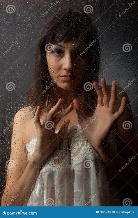 Der Brunette in Einem Weißen Kleid Für Ein Nasses Glas Stockfoto Bild von frau traurigkeit