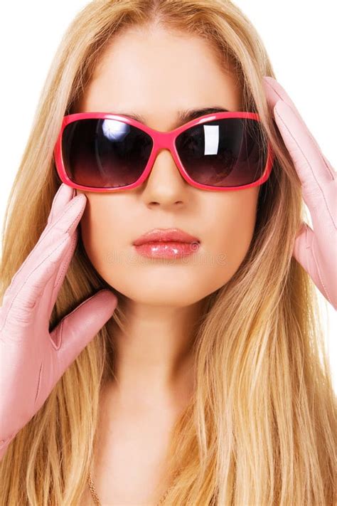 Belle Blonde Dans Grandes Lunettes De Soleil Photo stock Image du femelle modèle 13077740