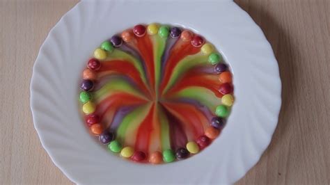 Скитлс и вода радуга из SKITTLES. Веселый и красочный эксперимент ...