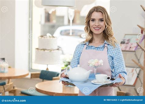 Serveuse Blonde Dans Le Tablier Tenant Le Plateau Avec Le Th Et Les Biscuits Au Caf Image