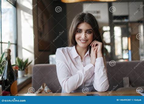 Junge Schönheit Brunette Allein Sitzend an Einem Tisch in Einem Café Stockbild Bild von