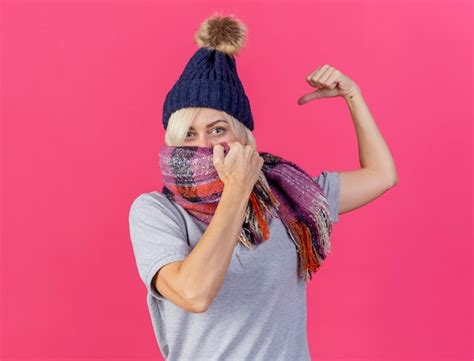 Confiant Jeune Blonde Femme Slave Malade Portant Un Chapeau D Hiver Et Tenant L Charpe Tend Les