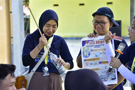 mahasiswa kkn ugm ung gelar bersih pantai berita gorontalo