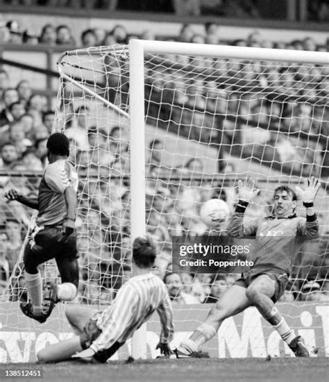 Tony Daley Villa Photos Et Images De Collection Getty Images