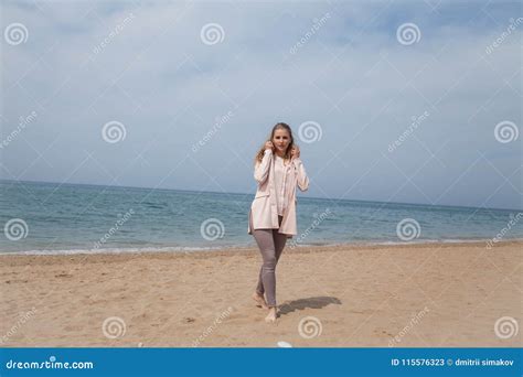 Fille Blonde Marchant Sur Un Bord De Mer De Plage Sablonneuse Image Stock Image Du Fille