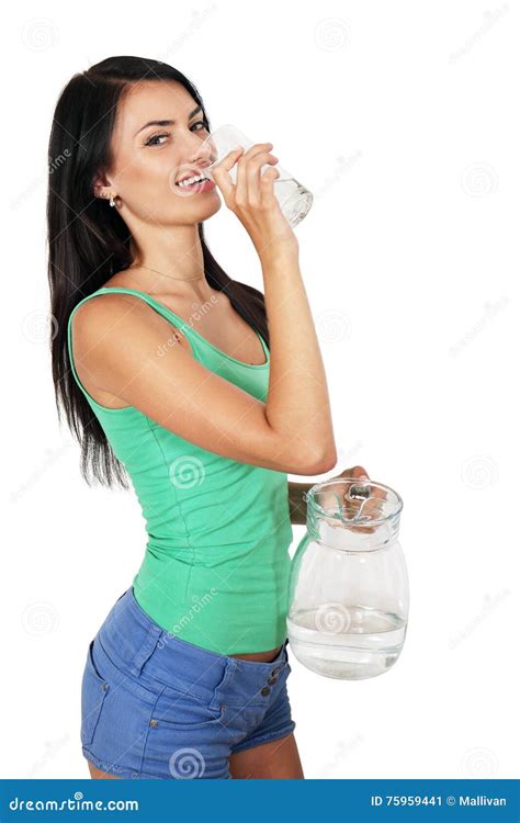 Le Femme Boit L Eau D Une Glace Image Stock Image Du Femelle Fond