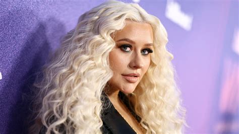 Fans gushing over Christina Aguilera s increasing sexiոess as she slays in a nude plunging