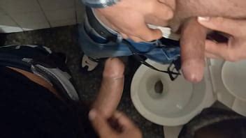 casado besándose en el baño XVIDEOS