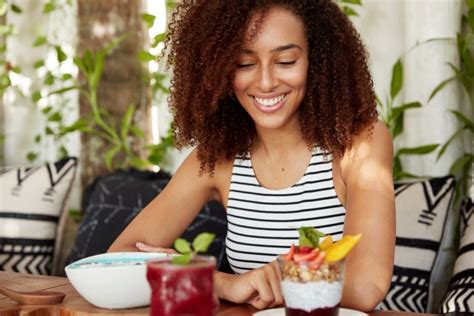 simple tips  stay  track  traveling fiton