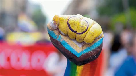 Coppia Gay Cacciata Da Uno Stabilimento A Tirrenia Per Un Bacio La Stampa