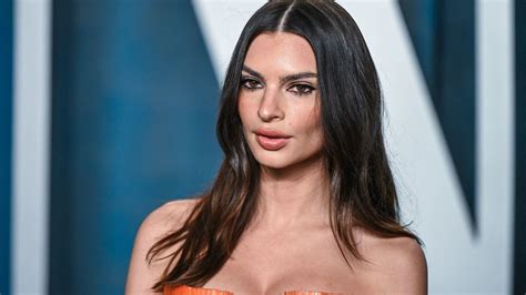 Emily Ratajkowski s affiche en bikini échancré dans les rues de New York et fait le buzz