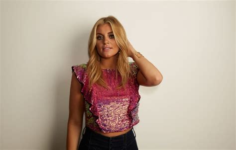 Lauren Alaina Scores First No 1 Radio Hit With Road Less Traveled Song